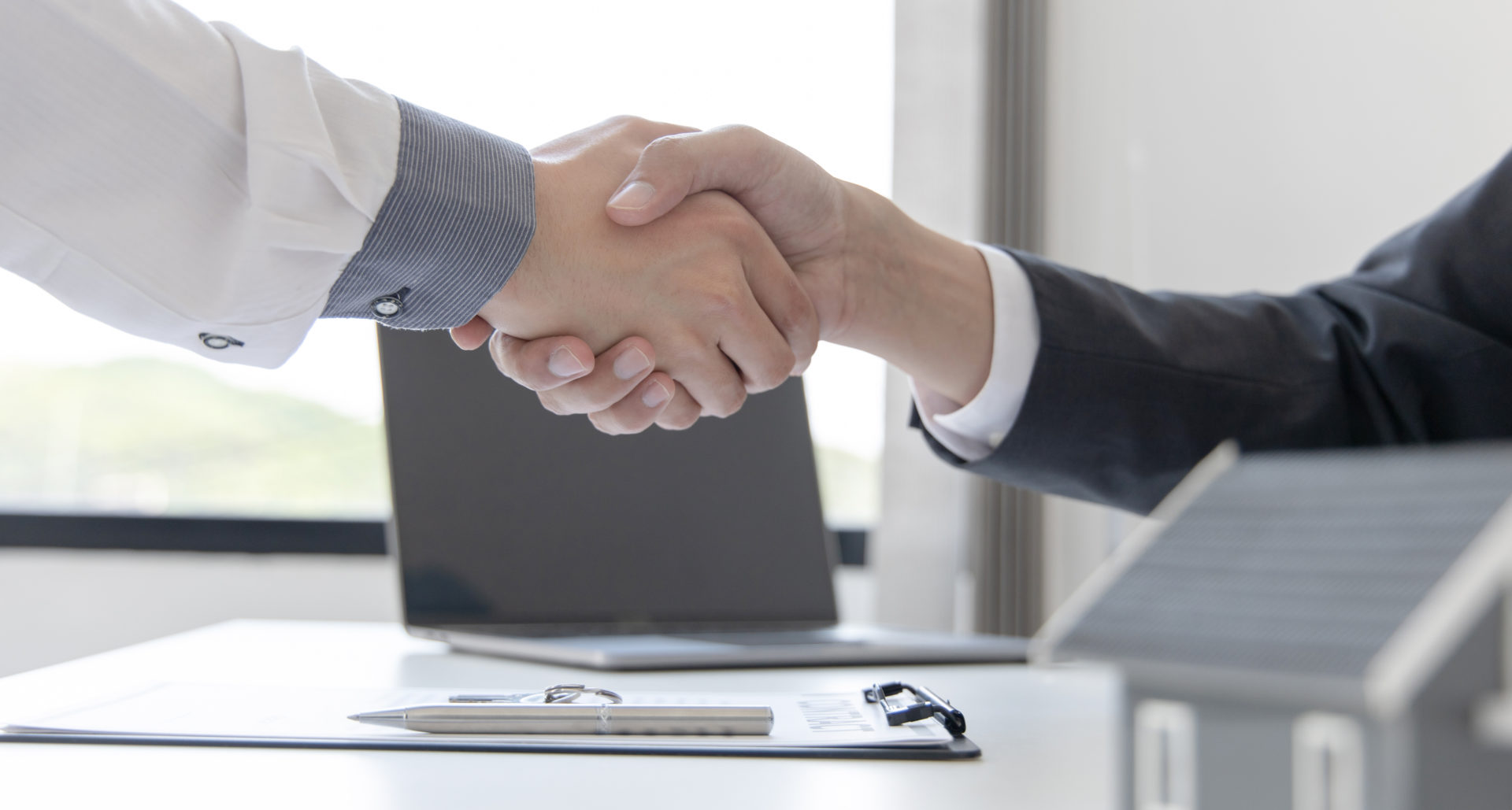 Real,Estate,Agents,And,Customers,Shake,Hands,To,Congratulate,On