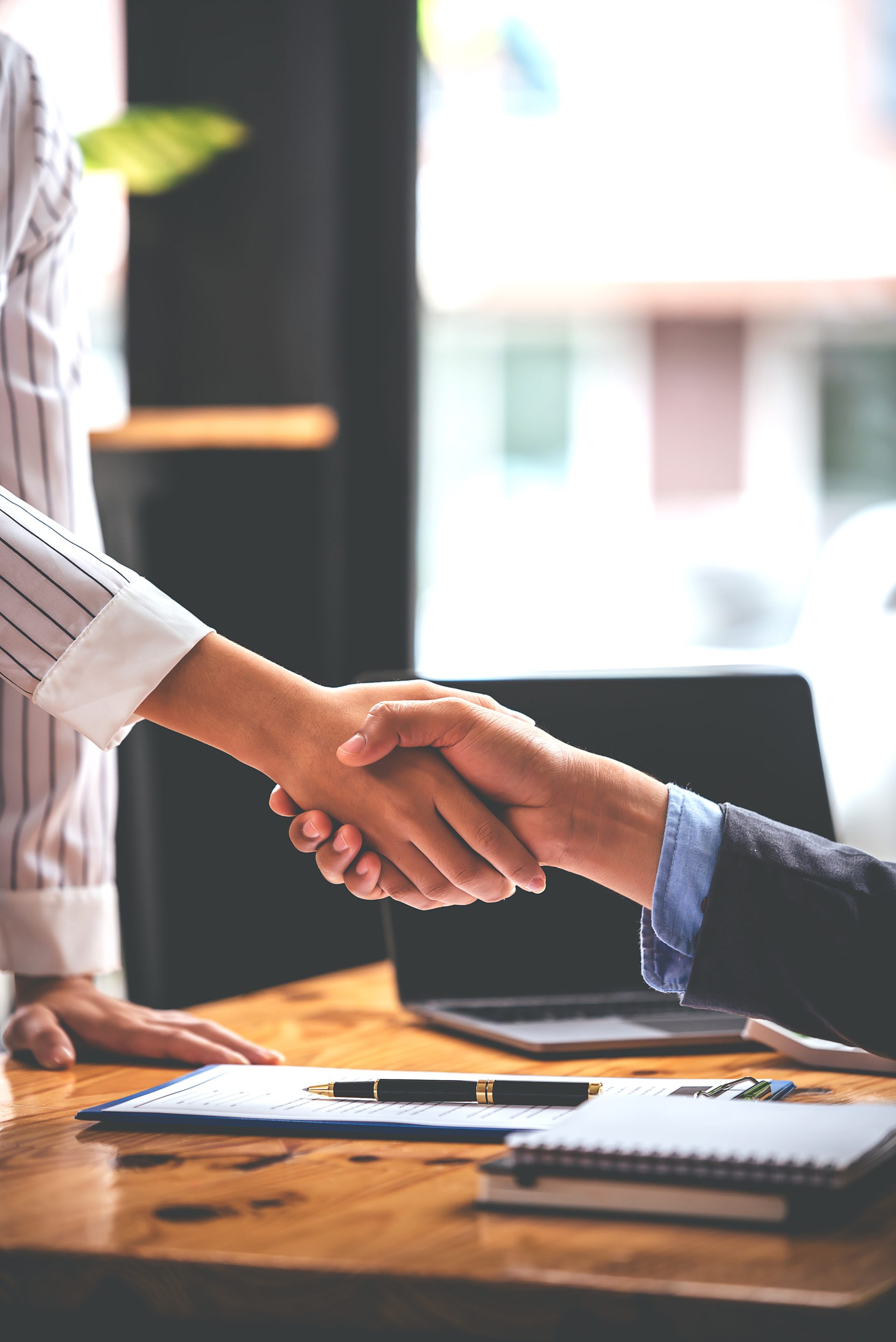 Business,Handshake,Picture,Agreeing,To,Buy,And,Sell,Real,Estate